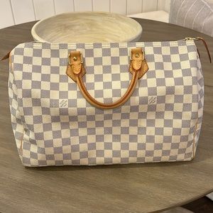 Authentic Gorgeous LOUIS VUITTON
Damier Azur Speedy 35